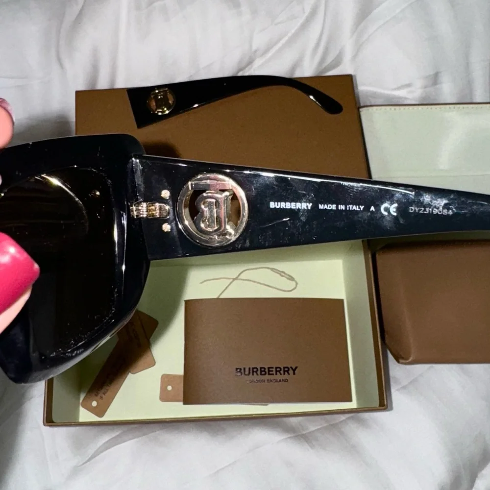 Burberry Black Cat-Eye Sunglasses with Brown Case